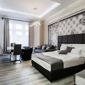 A Golden Star Modern Luxury And Macaristan